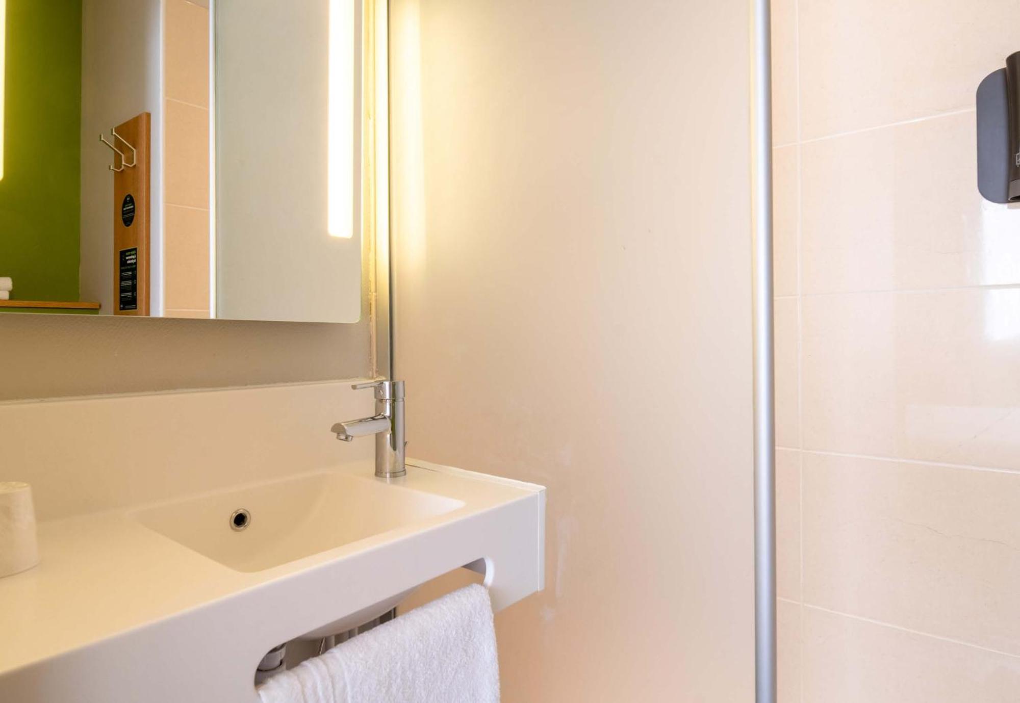 B&B HOTEL Limoges Centre Gare Esterno foto